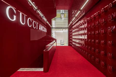 immagine negozio gucci|Gucci riapre la boutique di Milano .